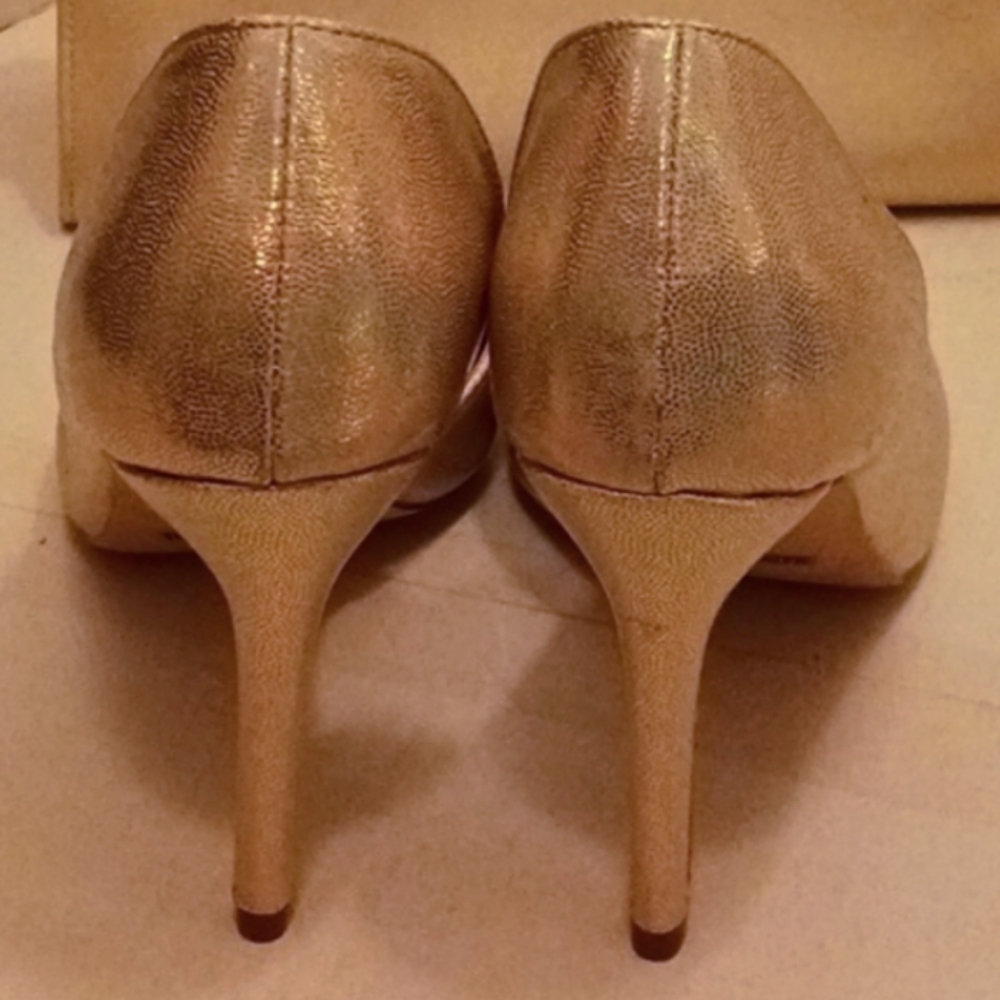 De Blossom Gold tone 4.5 inch high heeled shoes size 8.5